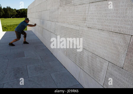 Touristen fotografieren Namen eingraviert auf der kanadischen National Vimy Memorial, Vimy, Frankreich Stockfoto