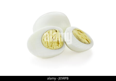 Schneide aus hart gekochten Eiern isoliert auf einem weißen Hintergrund mit Schatten. Clipping-Pfad enthalten. Stockfoto