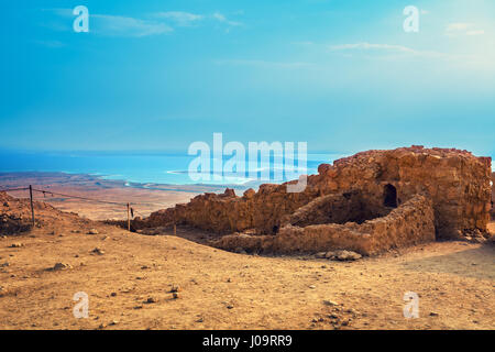 Blick auf die Judäische Wüste von Mount Yair, En Gedi. Israel. Ruinen der Festung Masada Stockfoto