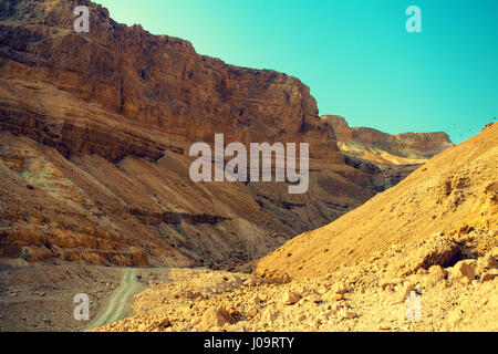 Berglandschaft mit blauem Himmel. Judäischen Wüste, Masada, Israel Stockfoto