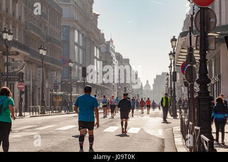 Paris, Frankreich - 9. April 2017: Läufer in der rue de Rivoli in Paris Marathon 2017 Stockfoto