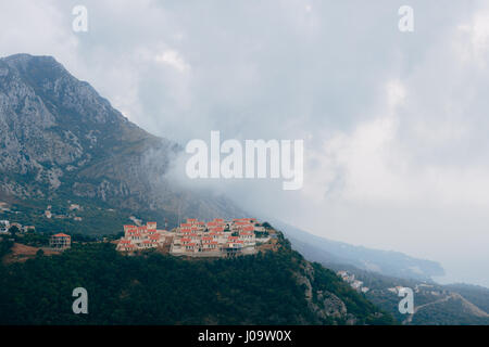 Russisches Dorf in Montenegro. Siedlung für die reichen auf die mo Stockfoto