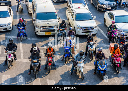 BANGKOK, THAILAND - Februar 07: Motorräder und Autos warten auf die Ampel in der Innenstadt von Bangkok am 7. Februar 2017 in Bangkok zu ändern Stockfoto