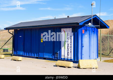 Ronneby, Schweden - 27. März 2017: Dokumentation der öffentlichen Abfallentsorgung Bahnhof. Automatisierte Deponie Tankstelle Steuerung und Pumpe Gebäude. Stockfoto