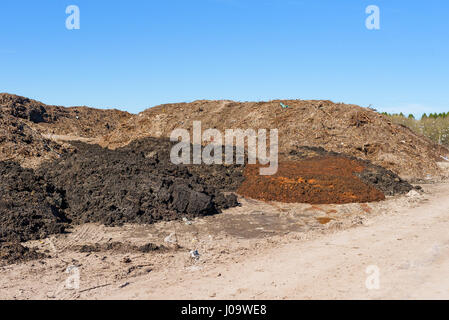 Haufenweise Boden Ablagerungen auf Deponie über alte Müllkippe. Stockfoto