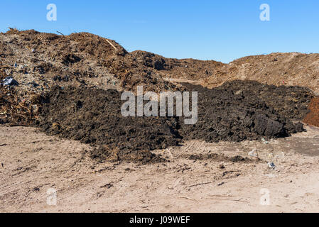 Haufenweise Boden Ablagerungen auf Deponie über alte Müllkippe. Stockfoto