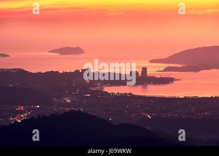 Silhouette der Küste und Inseln. Kota Kinabalu Stadt beim traumhaften Sonnenuntergang. Stockfoto