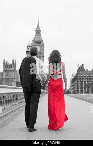 Schwarz und weiß, Rückansicht des romantischen Mann und Frau-Paar, die Frau trägt ein rotes Kleid, auf Westminster Bridge mit Big Ben im Hintergrund, L Stockfoto