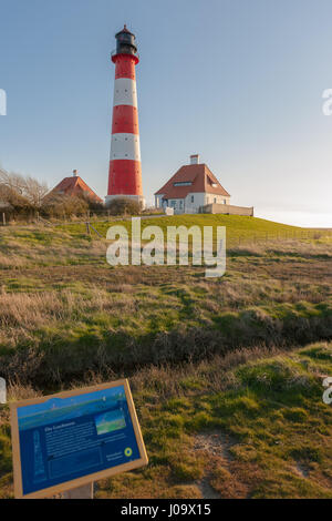 Deutschlands berühmteste Leuchtturm Westerheversand in den Salzwiesen entlang der Nordseeküste, Westerhever, Nordfriesland, Schleswig-Holstein, Deutschland Stockfoto