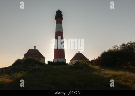 Deutschlands berühmteste Leuchtturm Westerheversand in den Salzwiesen entlang der Nordseeküste, Westerhever, Nordfriesland, Schleswig-Holstein, Deutschland Stockfoto