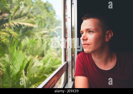 Junger Mann in den Urlaub Reisen mit dem historischen Zug. Stockfoto