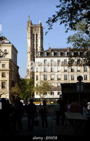 Saint-Jacques Turm und Theatre De La Ville, Paris, Frankreich, St. James, Santiago De Compostela Pilgern, UNESCO-Welterbe Stockfoto