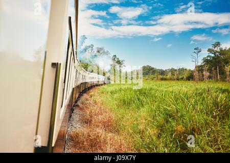 Blick aus dem Fenster von der Dampfzug auf der Durchreise Landschaft in Malaysia. Stockfoto