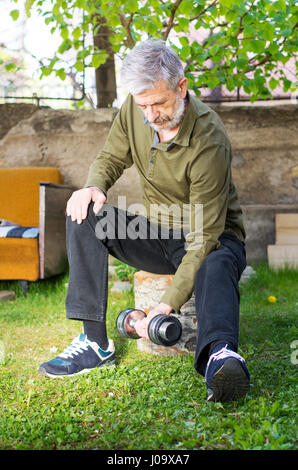 Senior woman Workout mit Hantel im freien Stockfoto