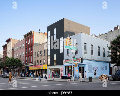 Kontextbezogene Außenansicht aus der Ecke der Bedford Avenue und Grand Street. 174 Grand Street, New York, United States. Architekt: Loadingdock 5 Archi Stockfoto