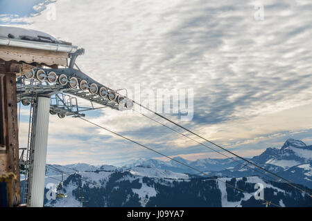 Skilift Räder und Kabel auf dem Gipfel eines Berges, mit schönen bewölkten Himmel und farbenprächtigen Sonnenuntergang. Stockfoto