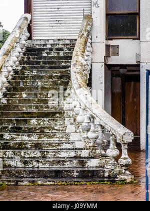 Alte Treppe, die zu einer verschlossenen Tür in der Innenstadt von Papeete, Tahiti, Französisch-Polynesien Stockfoto