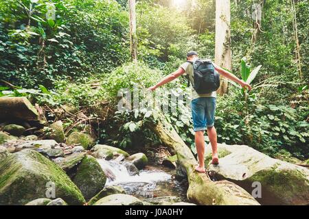Wanderer-Kreuzung-Fluss im tropischen Regenwald - Borneo, Malaysia Stockfoto