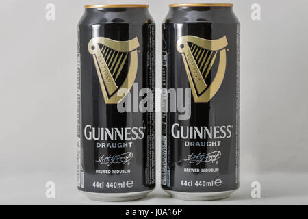 Kiew, UKRAINE - 17. April 2016: Guinness vom Fass Bier Dosen Closeup. Es ist eines der erfolgreichsten Biermarken weltweit, eine trockene Irish Stout aus der Stockfoto