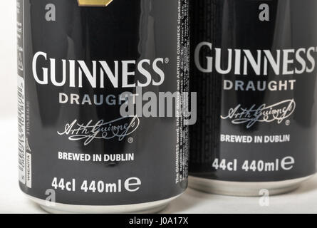 Kiew, UKRAINE - 17. April 2016: Guinness vom Fass Bier Dosen Closeup. Es ist eines der erfolgreichsten Biermarken weltweit, eine trockene Irish Stout aus der Stockfoto