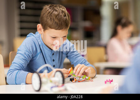 Nahaufnahme eines jungen bauen Roboter in der Robotik-Schule Stockfoto