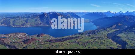 Herbsttag im Berner Oberland. Dörfer Spiez, Aeschi und Aeschiried. See-Thunersee. Mount Niederhorn. Blick vom Berg Niesen. Stockfoto