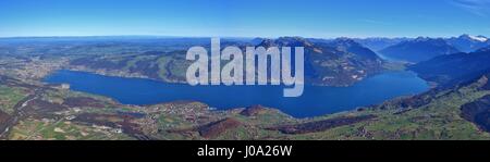 See-Thunersee von Berg Niesen gesehen. Landschaft im Berner Oberland, Schweiz. Stockfoto