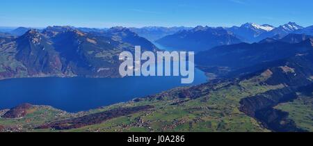 See-Thunersee und die Berge im Berner Oberland. Blick vom Berg Niesen, Schweiz. Stockfoto