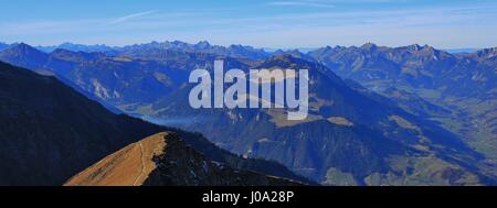 Blick vom Berg Niesen. Berge im Berner Oberland, Schweiz. Herbsttag. Stockfoto
