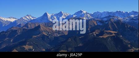 Berühmte Berge Eiger, Monch und Jungfrau. Blick vom Berg Niesen. Herbsttag im Berner Oberland. Stockfoto