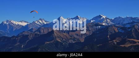 Berühmte Berge Eiger, Monch und Jungfrau vom Berg Niesen gesehen. Stockfoto