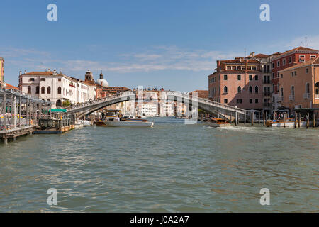 Venedig, Italien - 22. September 2016: Ponte Degli Scalzi oder Scalzi Brücke über den Canal Grande. Venedig befindet sich in einer Gruppe von 117 kleine Inseln, die Stockfoto