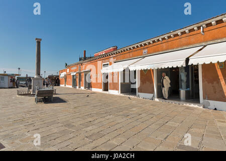 MURANO, Italien - 22. September 2016: Menschen spazieren kleine Glas-Geschäfte in der Nähe der Vaporetto-Station in Murano, Italien. Murano ist eine Reihe von Inseln in Stockfoto