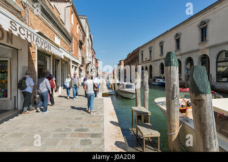 MURANO, Italien - 22. September 2016: Unbekannte Menschen entlang Rio dei Vetrai. Der Kanal ist mit touristischen Läden, die berühmten Muran umgeben. Stockfoto