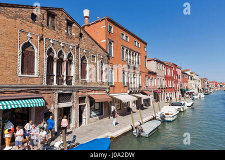 MURANO, Italien - 22. September 2016: Unbekannte Menschen entlang Rio dei Vetrai. Der Kanal ist mit touristischen Läden, die berühmten Muran umgeben. Stockfoto