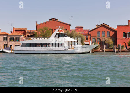 MURANO, Italien - 22. September 2016: Touristische Schiff vertäut Citta di Chioggia in Giovanni Kanal vor Ducale Glasfabrik machen. Murano ist eine isl Stockfoto