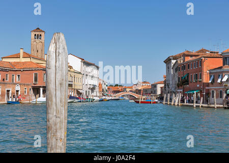 MURANO, Italien - 22. September 2016: Murano Stadtbild mit Canal di San Donato, der Kirche Santa Maria Donato und Donato zu überbrücken. Murano ist eine Reihe von isla Stockfoto