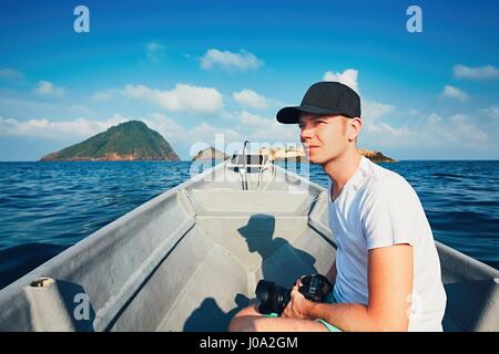 Idyllische Ferien. Junge Fotografen mit Dslr-Kamera mit dem Boot unterwegs. Stockfoto