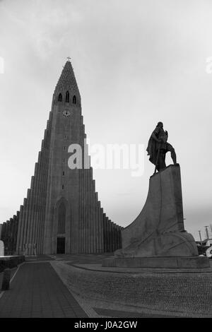 Die Statue von Explorer Leif Eriksson mit Hallgrímskirkja, Pfarrei Kirche von Reykjavik im Hintergrund. Island Stockfoto