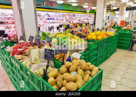 MURANO, Italien - 22. September 2016: Coop Supermarkt Interieur, Obst und Gemüse-Abteilung. Coop ist der Hauptdarsteller auf dem italienischen Markt von super Stockfoto