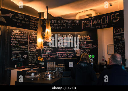 In einem Fish and Chips Restaurant im Hafen von Reykjavik, Island Stockfoto