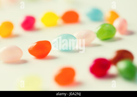 Nahaufnahme von Gelee Bohnen Bonbons auf Tisch Stockfoto