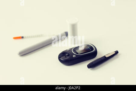 Nahaufnahme eines Glucometer, Insulin-Pen und Spritze Stockfoto