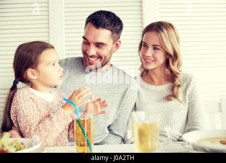 glückliche Familie beim Abendessen im Restaurant oder café Stockfoto