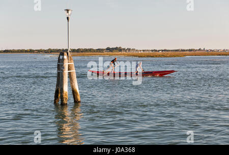Venedig, Italien - 22. September 2016: Zwei Sportler Rudern eine Sport-Gondel in die Lagune von Venedig. Venedig befindet sich in einer Gruppe von 117 kleine Inseln, die Stockfoto