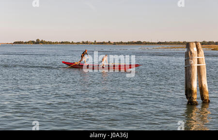 Venedig, Italien - 22. September 2016: Zwei Sportler Rudern eine Sport-Gondel in die Lagune von Venedig. Venedig befindet sich in einer Gruppe von 117 kleine Inseln, die Stockfoto