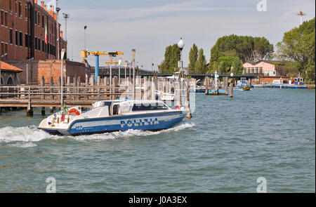 Venedig, Italien - 23. September 2016: Polizei Geschwindigkeit Motorboot Segel in Venedig Lagune Industriezone. Venedig befindet sich über 117 kleine Inseln Trennung Stockfoto