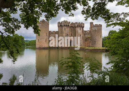 Mittelalterliche Bodiam Castle, East Sussex, England, UK: 14. Jahrhundert Ruinen Wasserburg Stockfoto