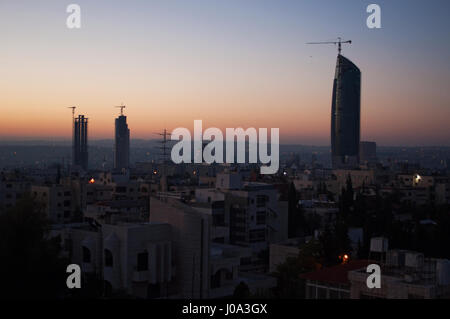 Die Skyline von Amman, die Hauptstadt und bevölkerungsreichste Stadt des Haschemitischen Königreichs Jordanien, Paläste und Häuser in der Morgendämmerung zu sehen Stockfoto