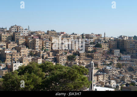 Die Skyline von Amman, die Hauptstadt und bevölkerungsreichste Stadt des Haschemitischen Königreichs Jordanien, Paläste und Häuser der Altstadt Stockfoto